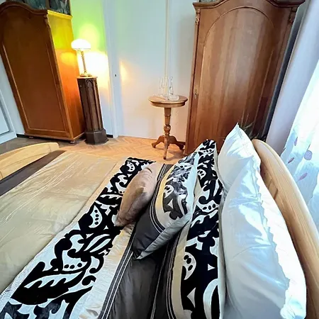 Antique Charm 2 Bedroom Apartmán