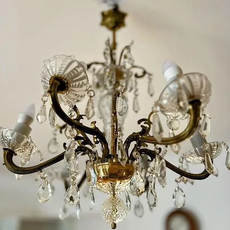 Antique Charm 2 Bedroom Apartment *